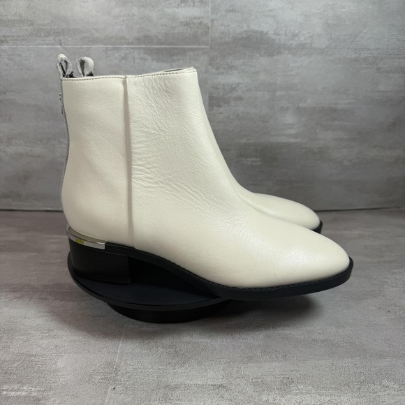 Calvin Klein Boots Womens Size 6 Medium Leather Ankle Block Heel Zip Modern - Picture 1 of 9